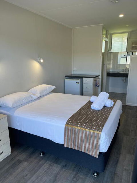 Queens Beach Hotel - Accommodation Bookings 0