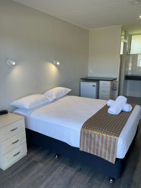 Queens Beach Hotel - Accommodation Bookings 3