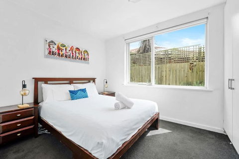 Quiet And Peaceful Beachside 1BR Retreat W Parking - Accommodation Bookings 2