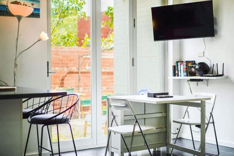 Quiet And Peaceful Beachside 1BR Retreat W Parking - Accommodation Bookings 3