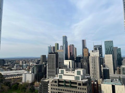 Quiet CBD 3b2b Apartment + Free Parking - Accommodation Bookings 1