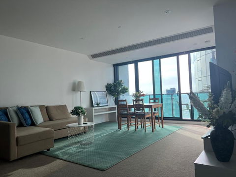 Quiet CBD 3b2b Apartment + Free Parking - Accommodation Bookings 3