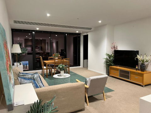 Quiet CBD 3b2b Apartment + Free Parking - Accommodation Bookings 2