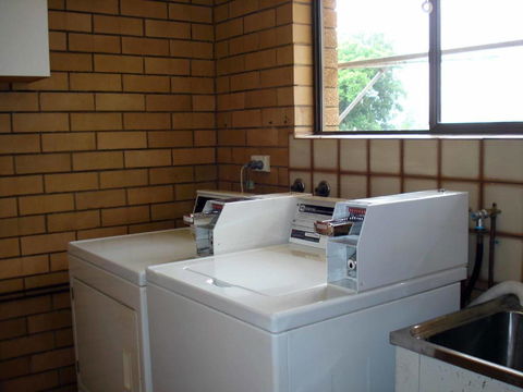 Raceview Motor Inn - Accommodation Bookings 3