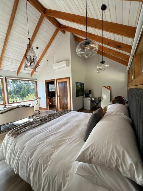 Rainy Hill Retreat - The Loft - Accommodation Bookings 2