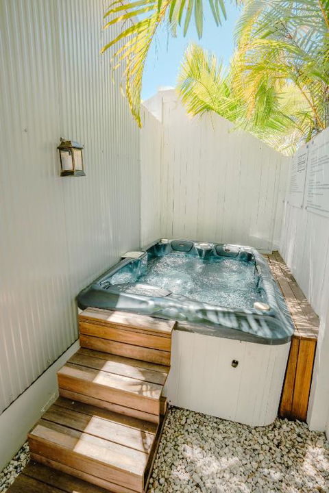 Private Outdoor Spa, Fire Pit, Cinema Room - THE COTTAGE COOLUM BEACH - Accommodation Bookings 0