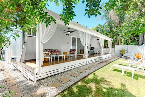 Private Outdoor Spa, Fire Pit, Cinema Room - THE COTTAGE COOLUM BEACH - Accommodation Bookings 2