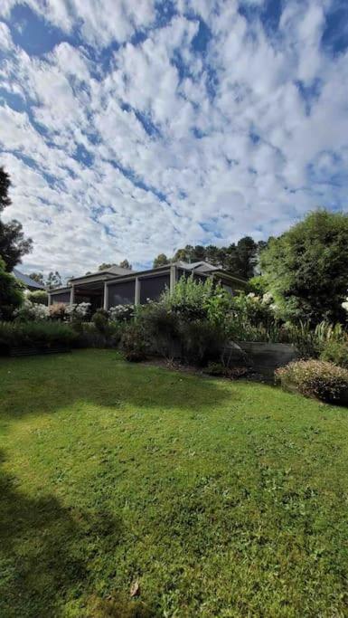 Quiet Family Retreat Getaway - Wildlife Park, Sovereign Hill, Kryall Castle And City At Your Door - Modern House, 8 Guests, 4 Bedrooms, 5 Beds - Accommodation Bookings 0