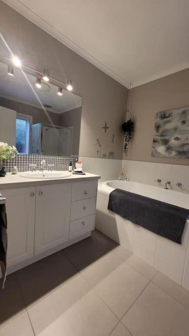 Quiet Family Retreat Getaway - Wildlife Park, Sovereign Hill, Kryall Castle And City At Your Door - Modern House, 8 Guests, 4 Bedrooms, 5 Beds - Accommodation Bookings 3