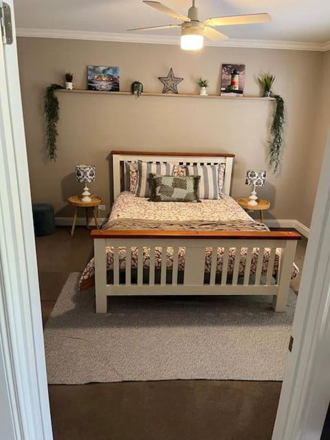 Quiet Family Retreat Getaway - Wildlife Park, Sovereign Hill, Kryall Castle And City At Your Door - Modern House, 8 Guests, 4 Bedrooms, 5 Beds - Accommodation Bookings 1