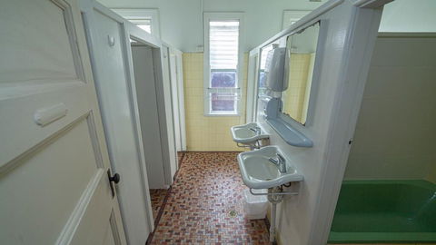 Australian Hotel - Accommodation Bookings 0