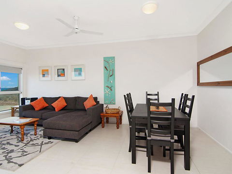 Avalon 3 - Views To Die For - Across The Road From Convent Beach - Accommodation Bookings 3