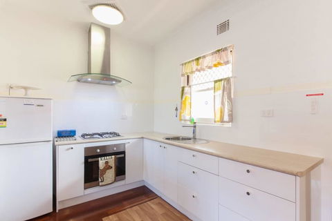 B8 Cafes, Resturants, UWA Close To SCGH - Accommodation Bookings 2