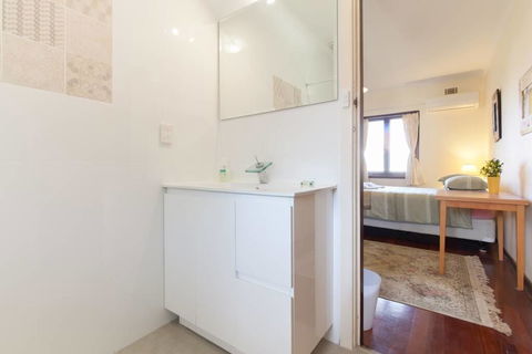 B8 Cafes, Resturants, UWA Close To SCGH - Accommodation Bookings 0