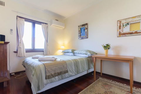 B8 Cafes, Resturants, UWA Close To SCGH - Accommodation Bookings 3