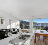 BAY VUE - top floor apartment amazing views