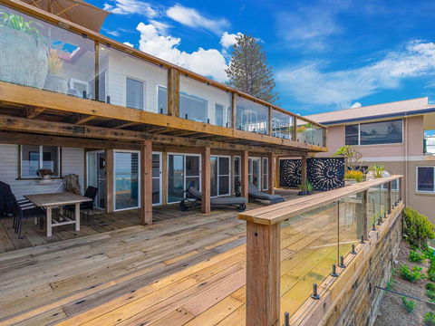 Beach Shack On Main Yamba Magnificent Views Photos Available Shortly Free WiFi - Accommodation Bookings 3