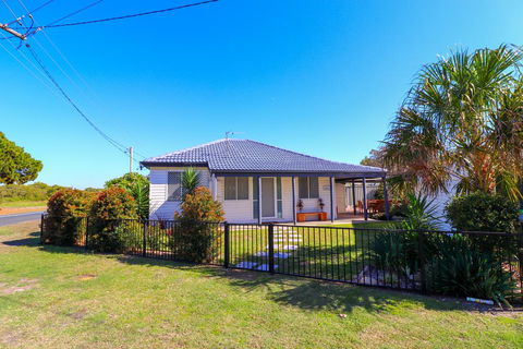 Beach Side Cottage At Blacksmiths - Accommodation Bookings 0
