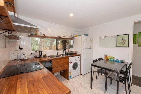 Relaxed Private Double Room In Carramar - Close To Station - Shared Bathroom - Accommodation Bookings 3