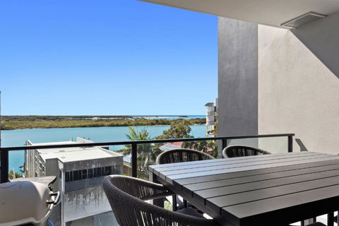 Riverfront 2-Bed With Pool, Sauna, Gym & Views - Accommodation Bookings 1