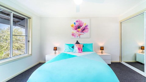 RED Rock - Townhouse In Town - Accommodation Bookings 3