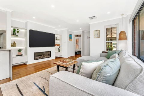 Redbrick Retreat - Generous Coastal Escape - Accommodation Bookings 1