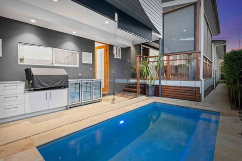Redcliffe CBD Family Beach House - Accommodation Bookings 0
