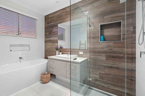 Redcliffe CBD Family Beach House - Accommodation Bookings 3