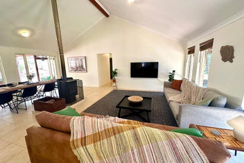 Redtail House - Carlotta with Accommodation Bookings