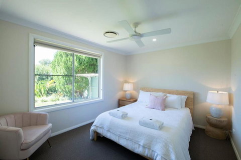 Regand Retreat - Luxurious Family Home, Pool - Accommodation Bookings 1