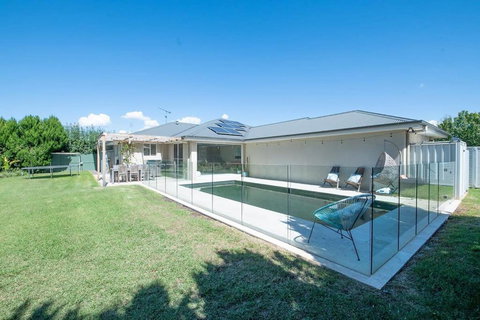 Regand Retreat - Luxurious Family Home, Pool - Accommodation Bookings 2