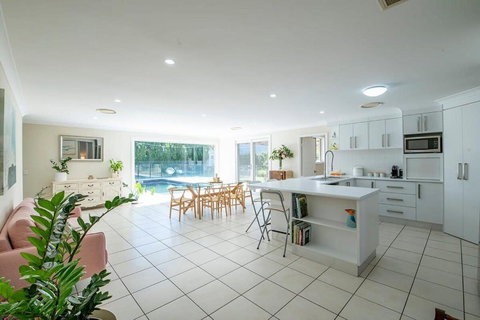 Regand Retreat - Luxurious Family Home, Pool - Accommodation Bookings 3
