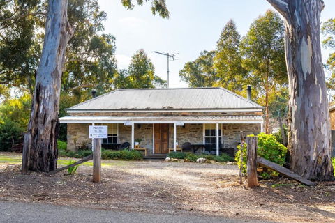 Reillys Wines Heritage Cottages - Accommodation Bookings 1