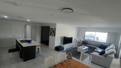 Relax Poolside By The Canal - Accommodation Bookings 3
