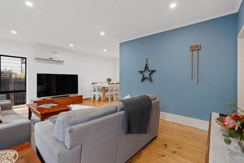 Relaxed Family Beach House - No Linen Included - Accommodation Bookings 3
