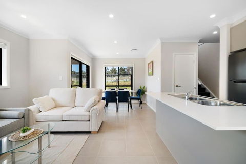 Relaxing Two-Level Retreat In Austral, NSW - Accommodation Bookings 0