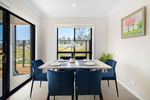 Relaxing Two-Level Retreat In Austral, NSW - Accommodation Bookings 1