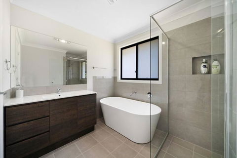Relaxing Two-Level Retreat In Austral, NSW - Accommodation Bookings 2