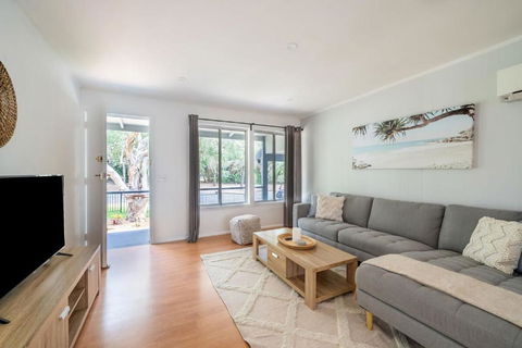 Renovated Beach Home Relax Unwind - Accommodation Bookings 3