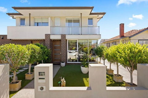 Renovated Bright Modern Retreat - Accommodation Bookings 0