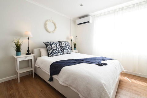 Resort-style Coastal Living With Balcony & Pool - Accommodation Bookings 1