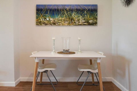 Resort-style Coastal Living With Balcony & Pool - Accommodation Bookings 2