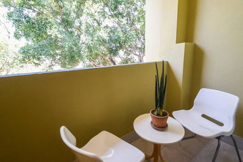Resort-style Coastal Living With Balcony & Pool - Accommodation Bookings 3