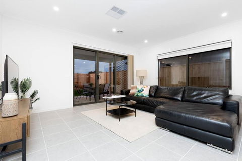 ResortStyle 4BR House With Parking - Accommodation Bookings 3
