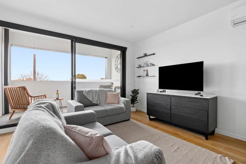 Retreat On Bellerine I 2BR Apartment I Geelong CBD - Accommodation Bookings 0