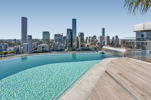 River-View Unit With Rooftop Pool Near Museums - Accommodation Bookings 0