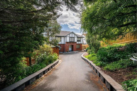 Riveting House With Incredible Water-view At SandyBay - Accommodation Bookings 0