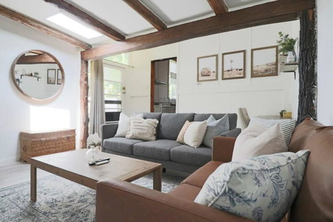 Rustic Chic 200 Metres From CBD - Accommodation Bookings 0
