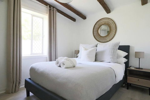 Rustic Chic 200 Metres From CBD - Accommodation Bookings 3