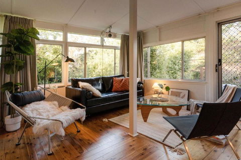 Romantic Garden Cottage With Home Cinema - Accommodation Bookings 3